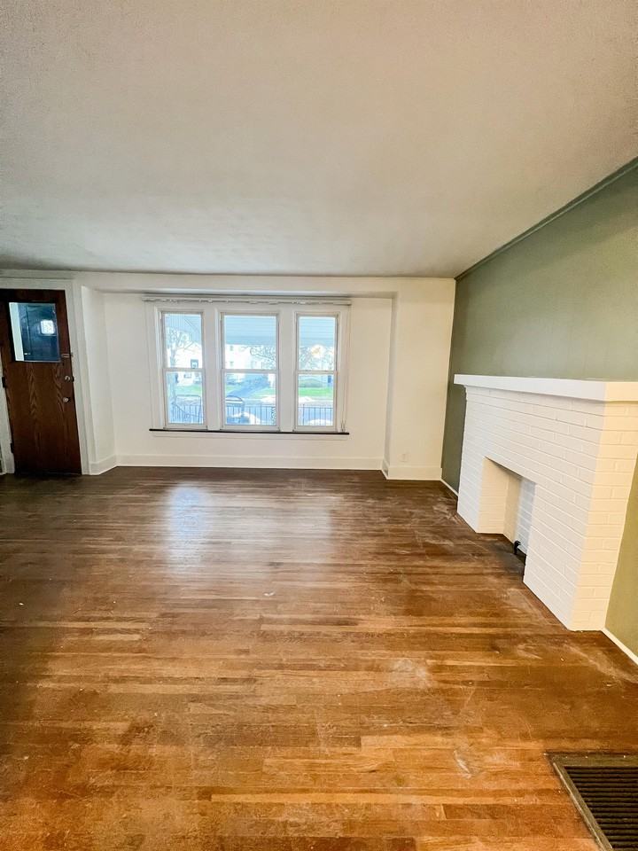 347 Saint Lawrence Ave Lowr - Photo 2 of 9