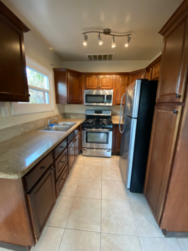 619 42nd St - Photo 4 of 10