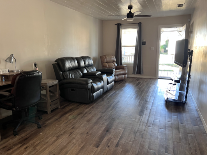 319 West Kenedy Avenue - Photo 3 of 8