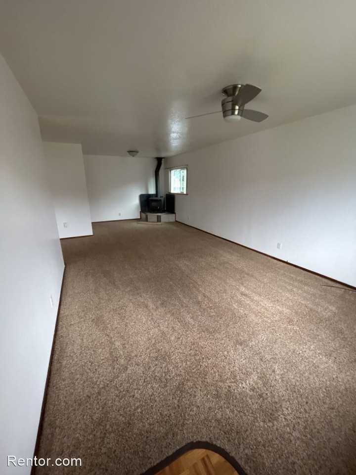 2347 Bayview Ln - Photo 2 of 15