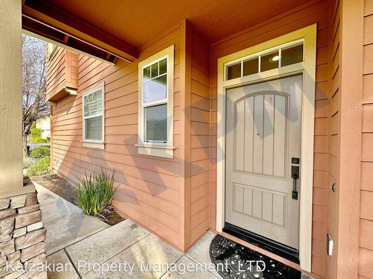 2550 Plymouth Oaks Ct - Photo 3 of 50