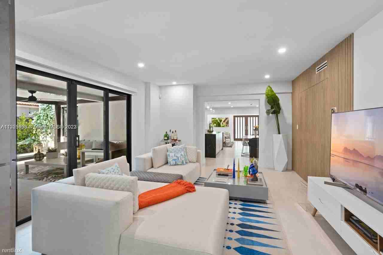 4217 Anne Ct - Photo 3 of 19