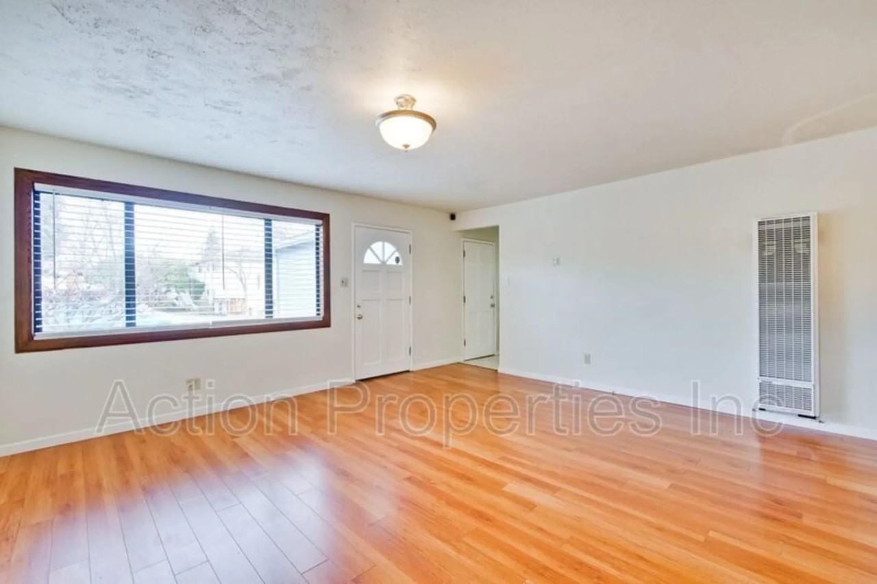 1657 Latham St - Photo 2 of 20