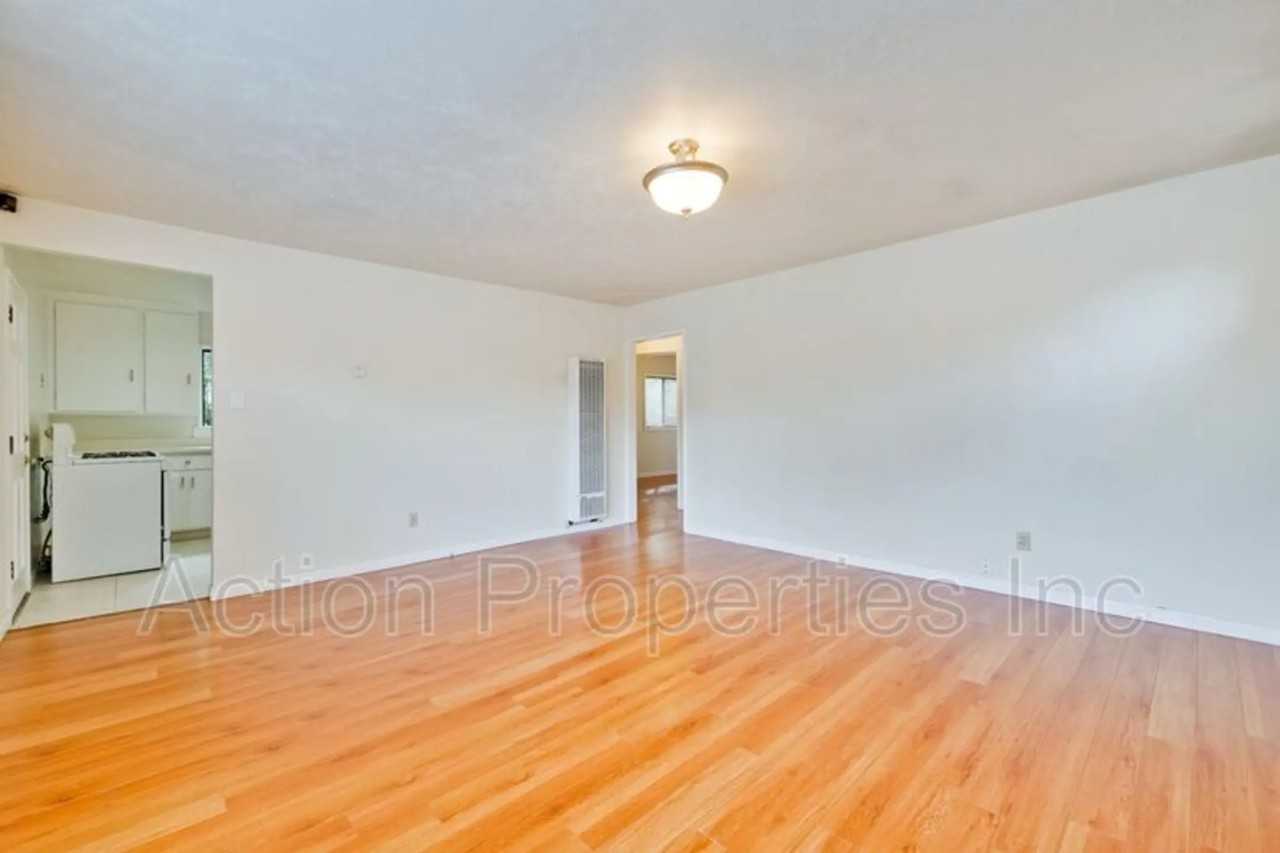 1657 Latham St - Photo 3 of 20