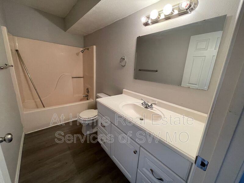 900 S Crutcher Ave #4 - Photo 7 of 7