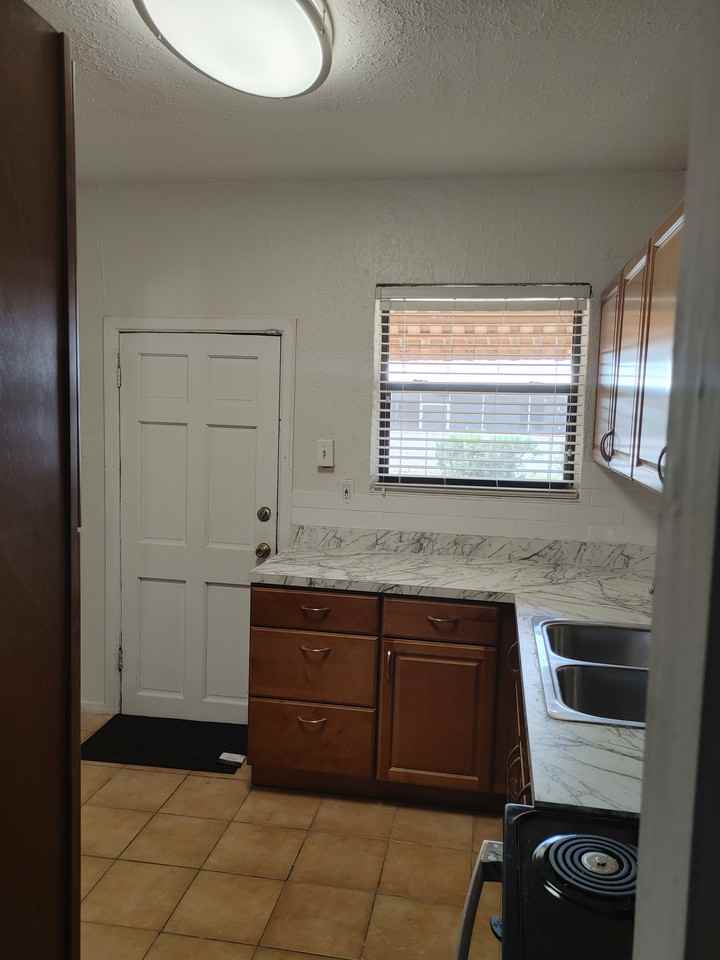 1101 W Cypress St - Photo 3 of 8