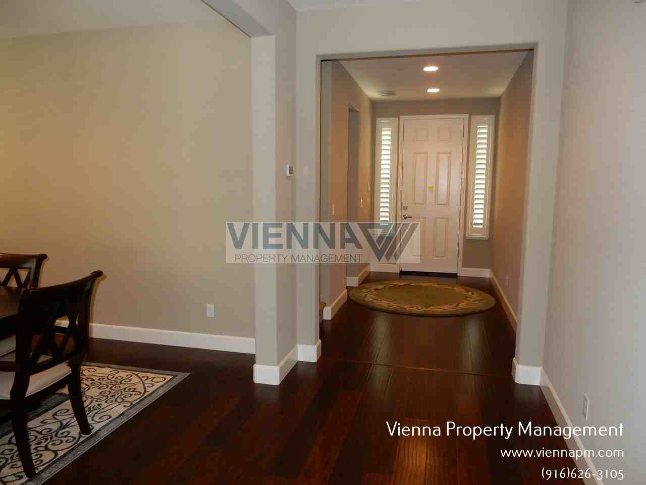5635 Saratoga Cir - Photo 4 of 31