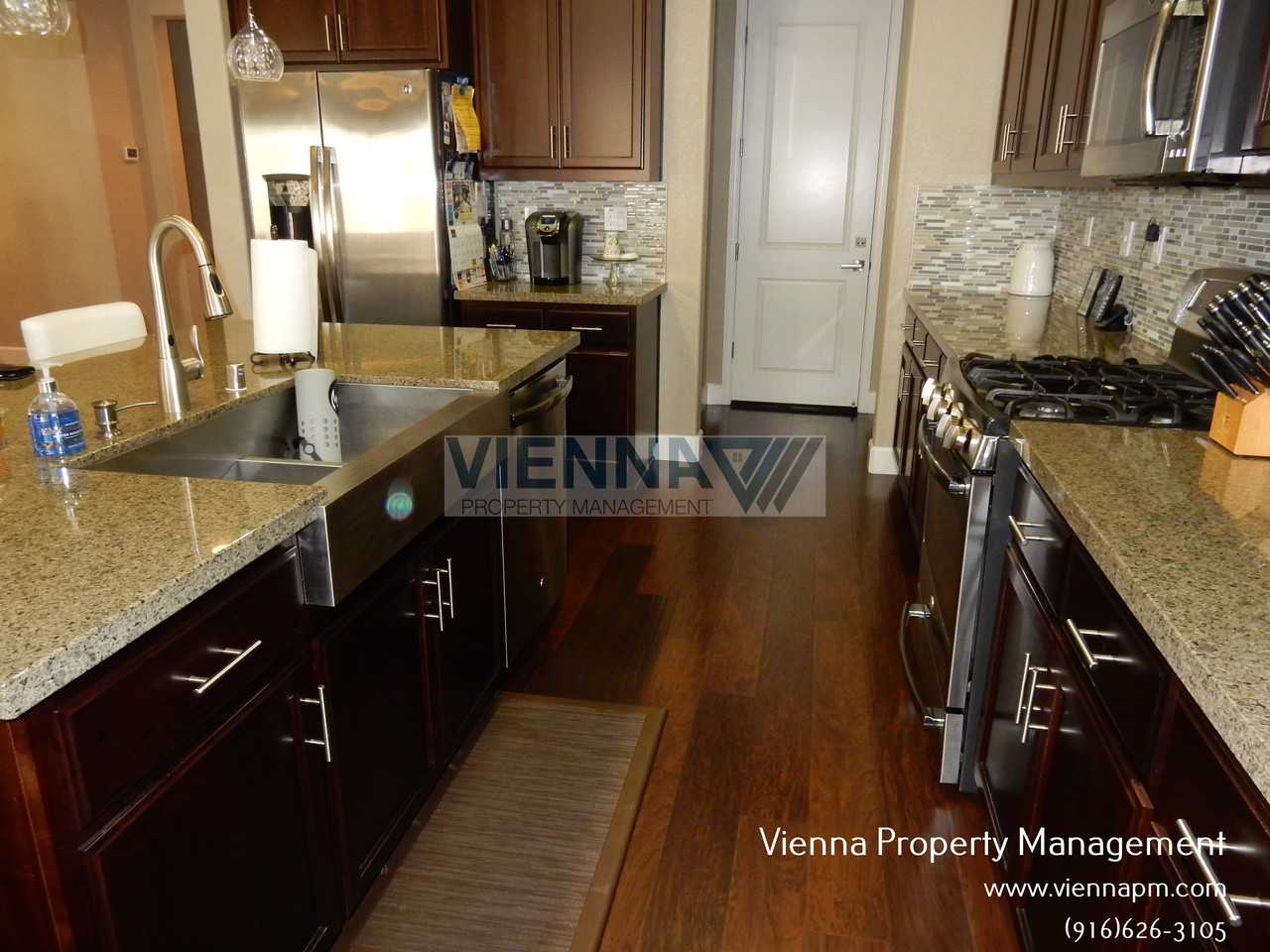 5635 Saratoga Cir - Photo 6 of 31