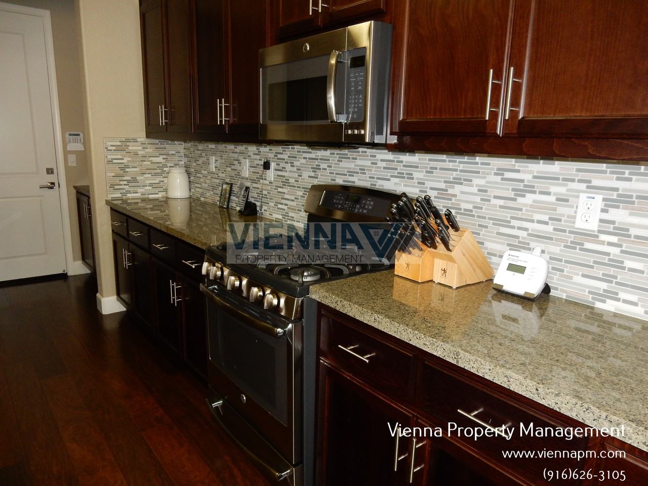 5635 Saratoga Cir - Photo 7 of 31