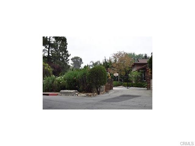 2249 E Chevy Chase Dr - Photo 3 of 21