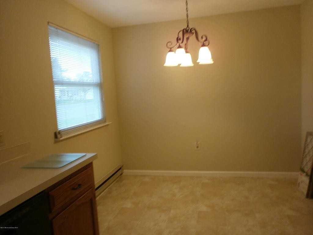 35B Easton Dr - Photo 3 of 11