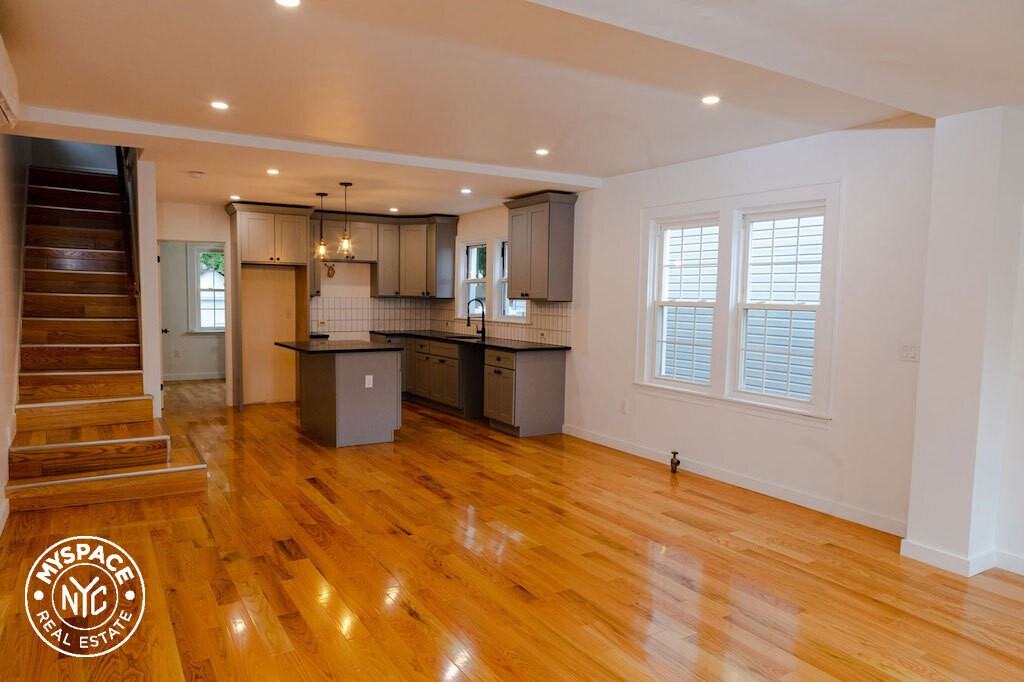 21534 106th Ave #HSE - Photo 2 of 16