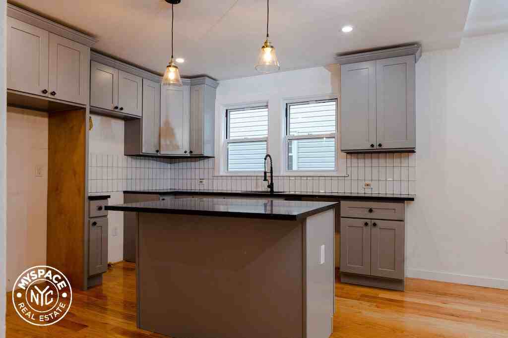 21534 106th Ave #HSE - Photo 3 of 16