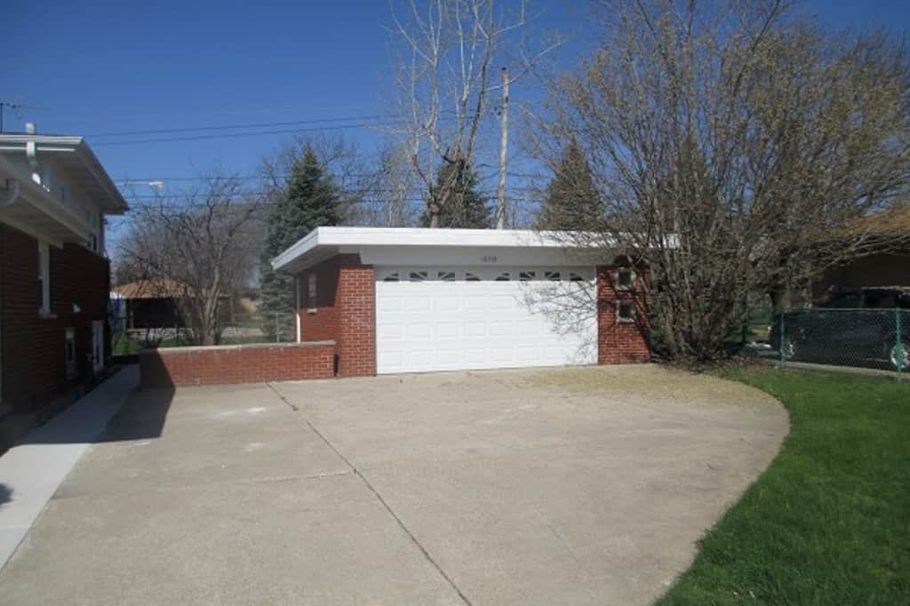 16518 Ellis Ave - Photo 2 of 13