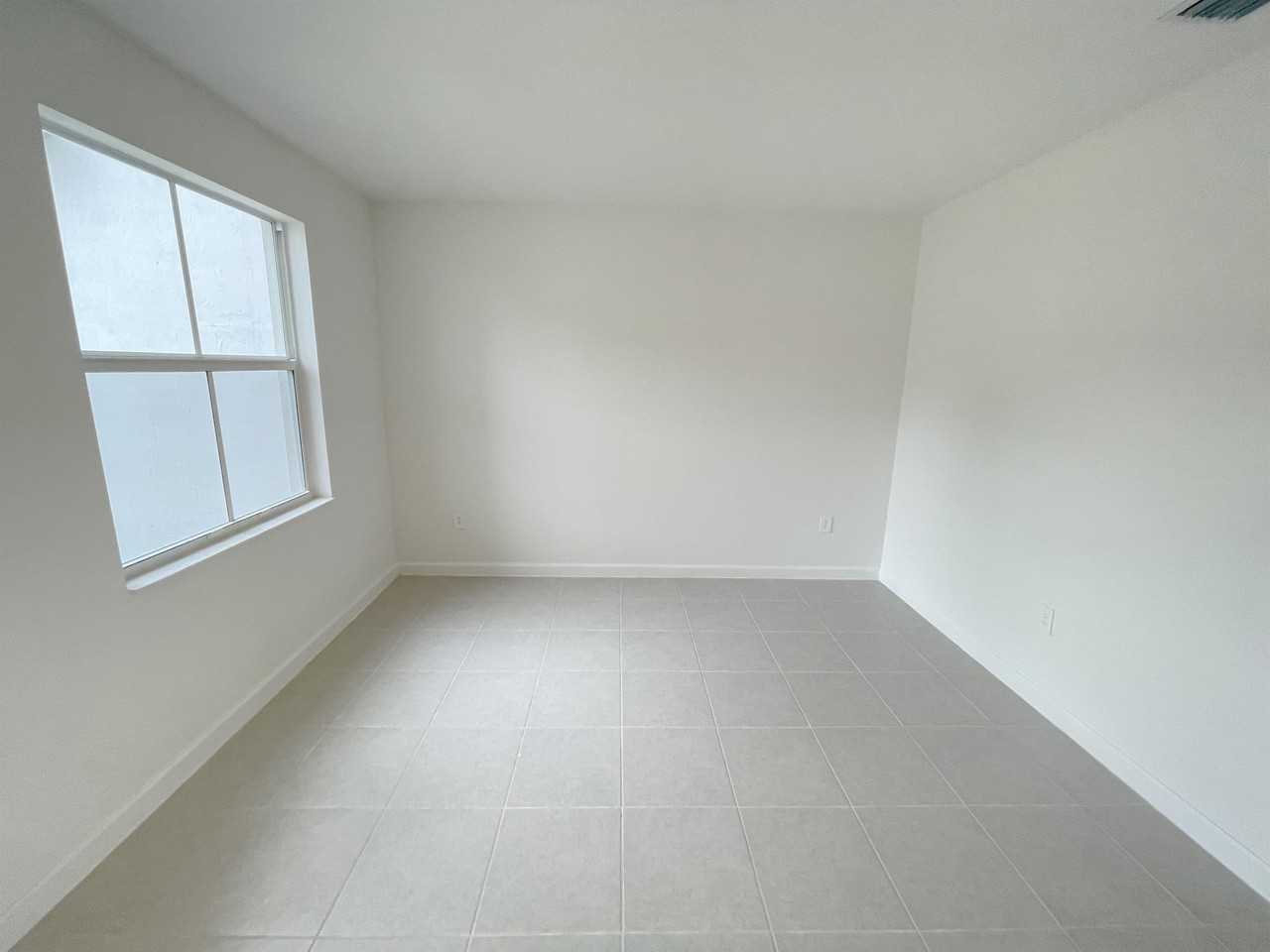 12432 12432 Northwest 23rd Court - 12432clientes@realtymiamigroup.com #12432 - Photo 7 of 27