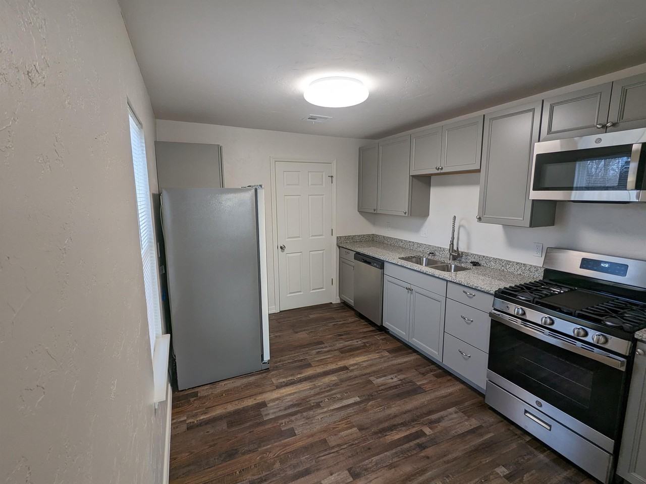 835 S Burdick St #1 - Photo 4 of 14
