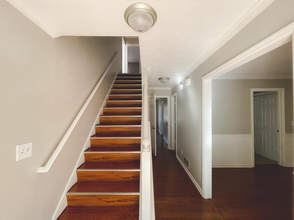 2021 Hunters Cove Dr - Photo 2 of 20