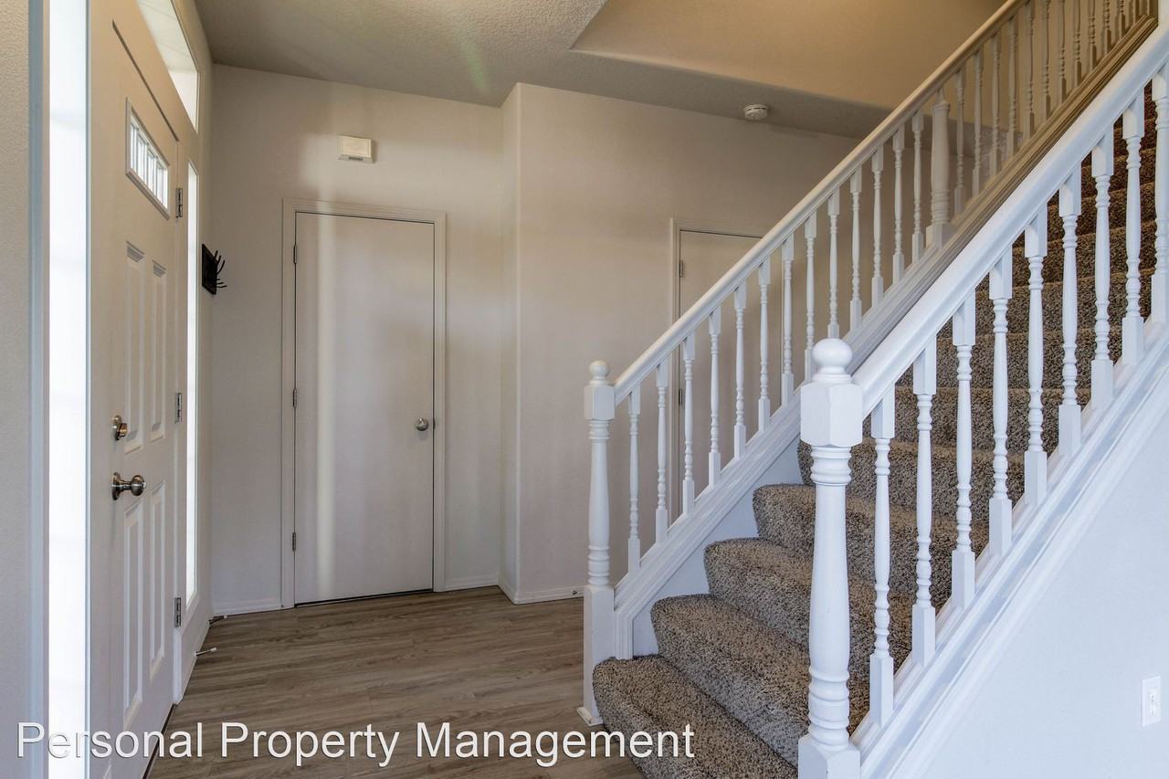 1075 Sunset Ridge Dr - Photo 2 of 17