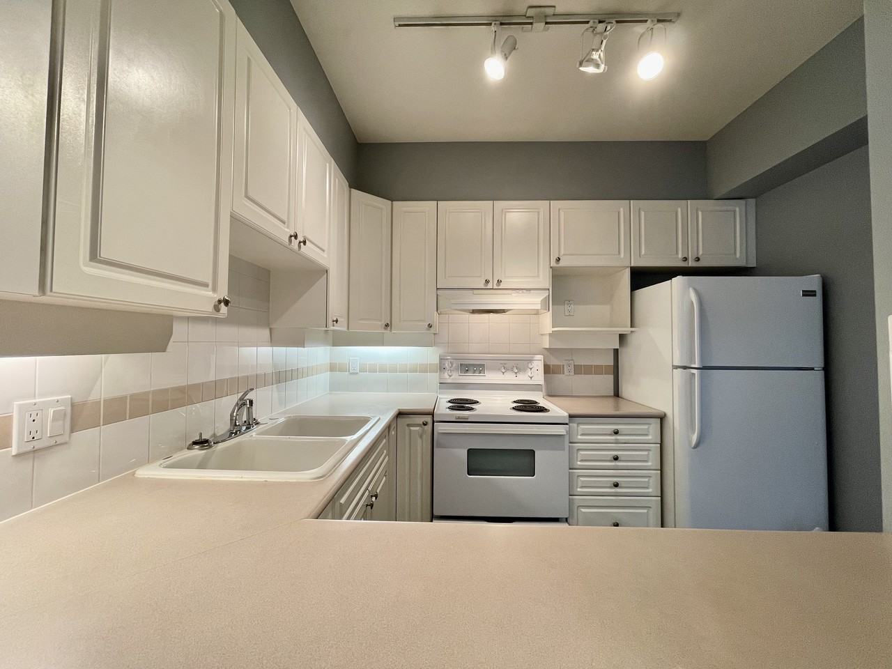 20228 54 Avenue - Photo 3 of 10