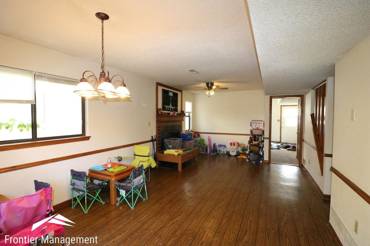 1843 Plymouth Rd - Photo 3 of 15