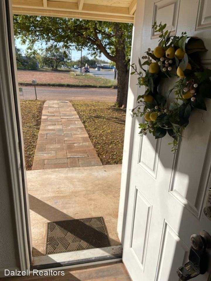 2157 Green St - Photo 2 of 13