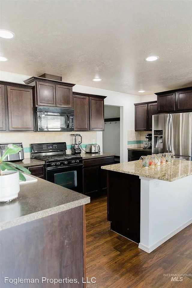 1100 Sw Colonial - Photo 2 of 19