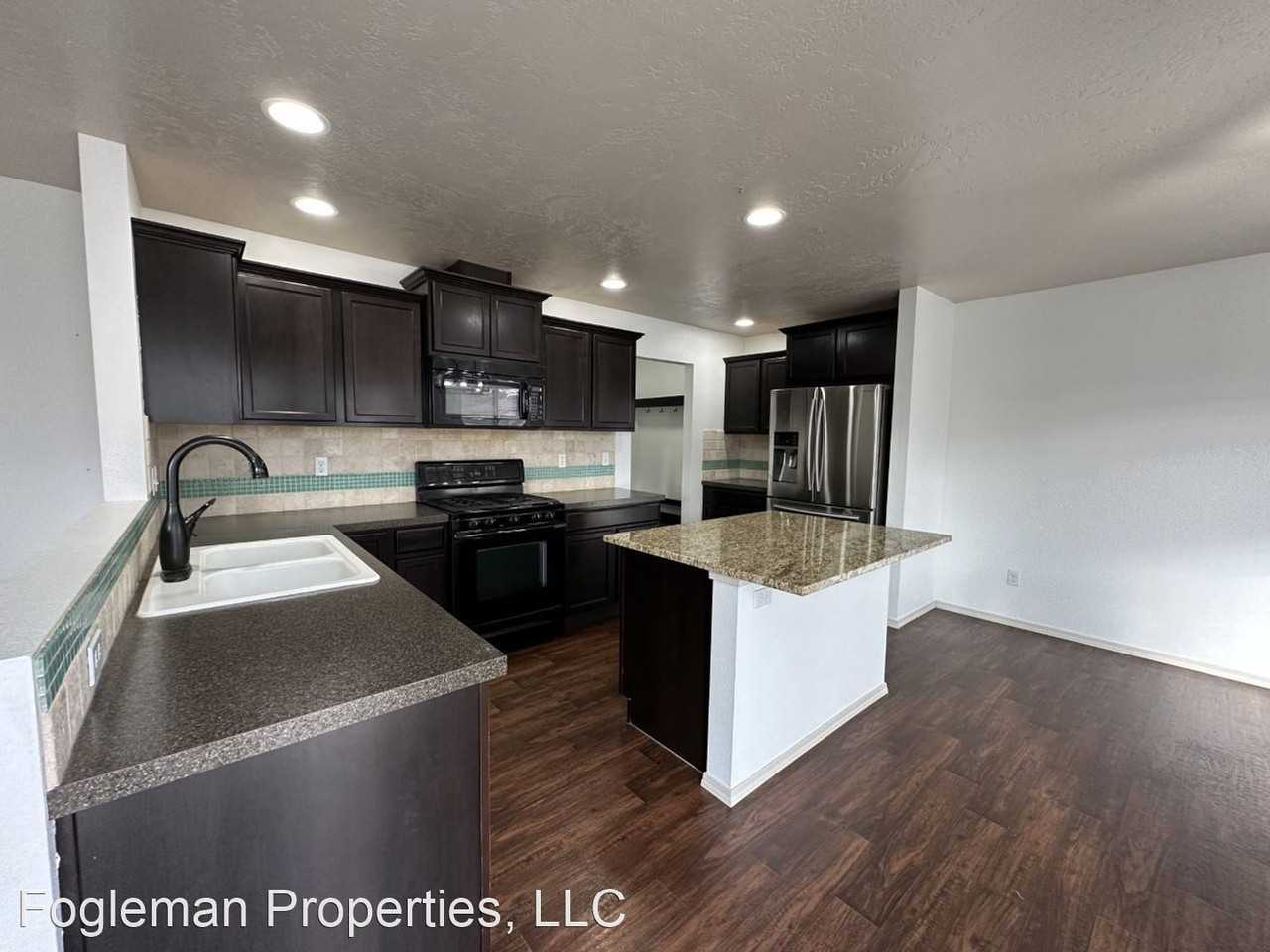 1100 Sw Colonial - Photo 3 of 19