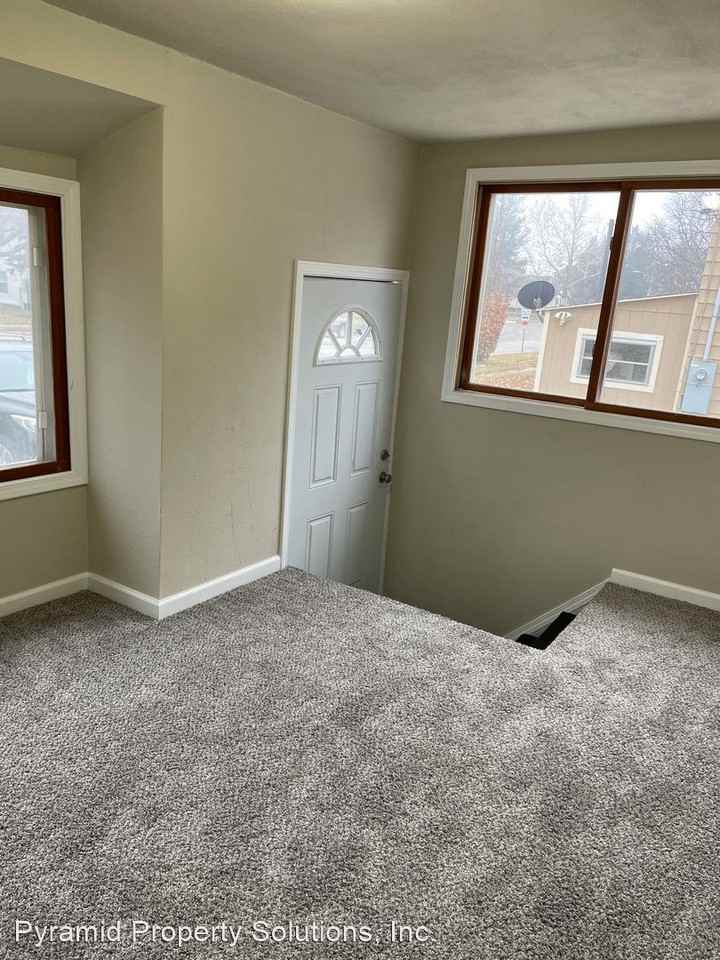 819 Division St - Photo 3 of 20