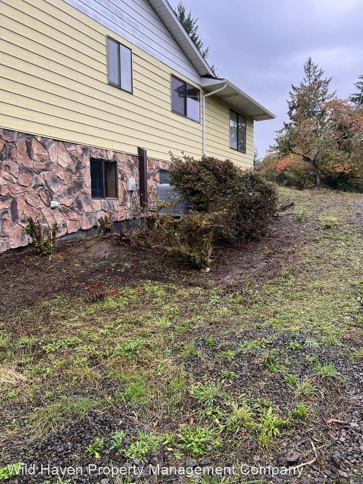 6320 Se Telegraph Rd - Photo 2 of 23