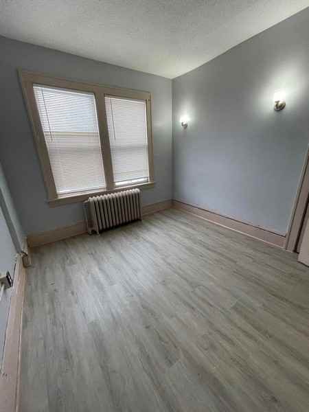 148 Bates Ave - Photo 4 of 10