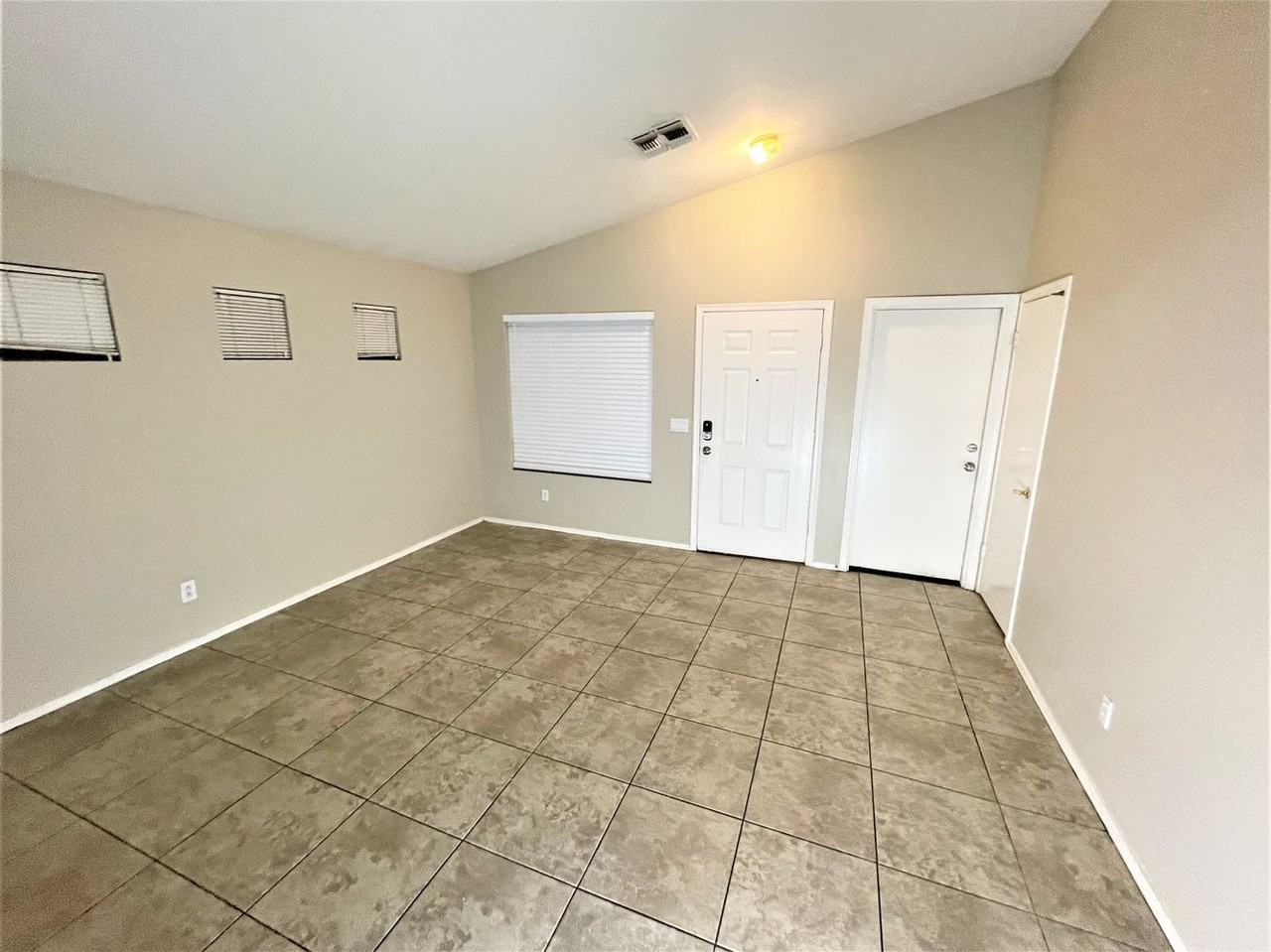 10637 W Piccadilly Rd - Photo 2 of 18