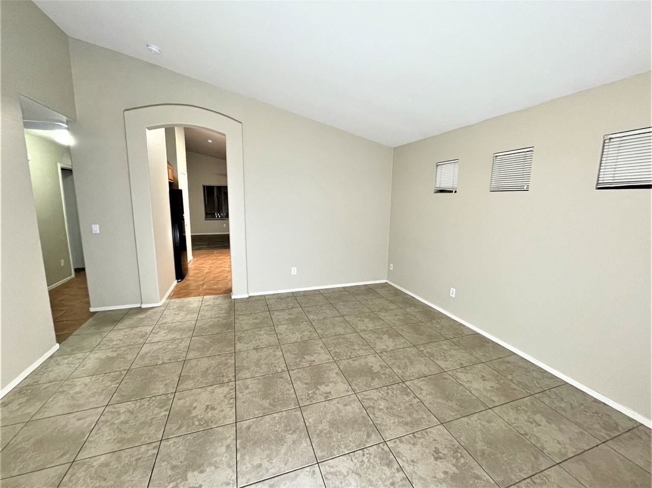 10637 W Piccadilly Rd - Photo 3 of 18