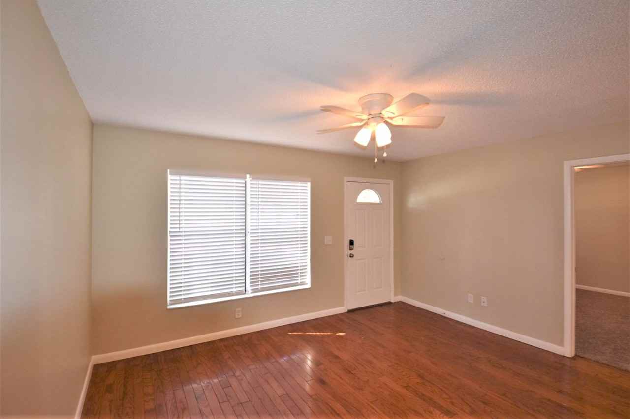 102 Balboa Ct - Photo 2 of 12