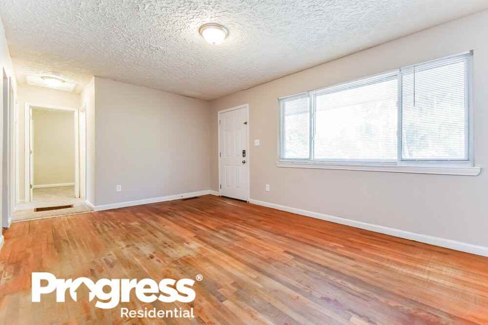 2035 Phillips Dr Se - Photo 3 of 16