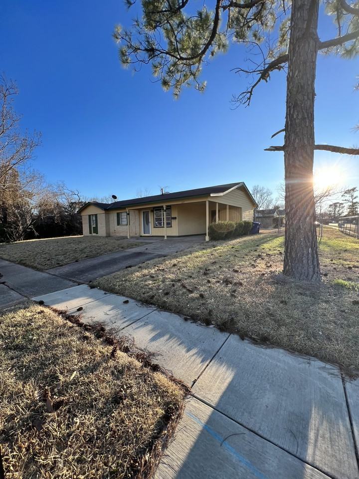 1209 Crestmoor Dr - Photo 2 of 8