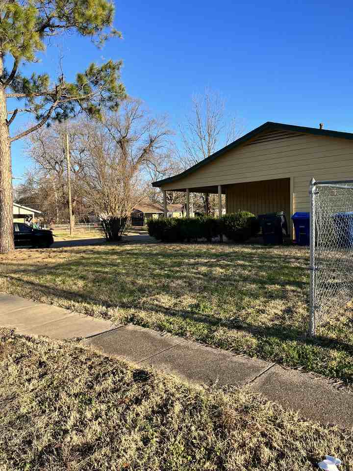 1209 Crestmoor Dr - Photo 3 of 8