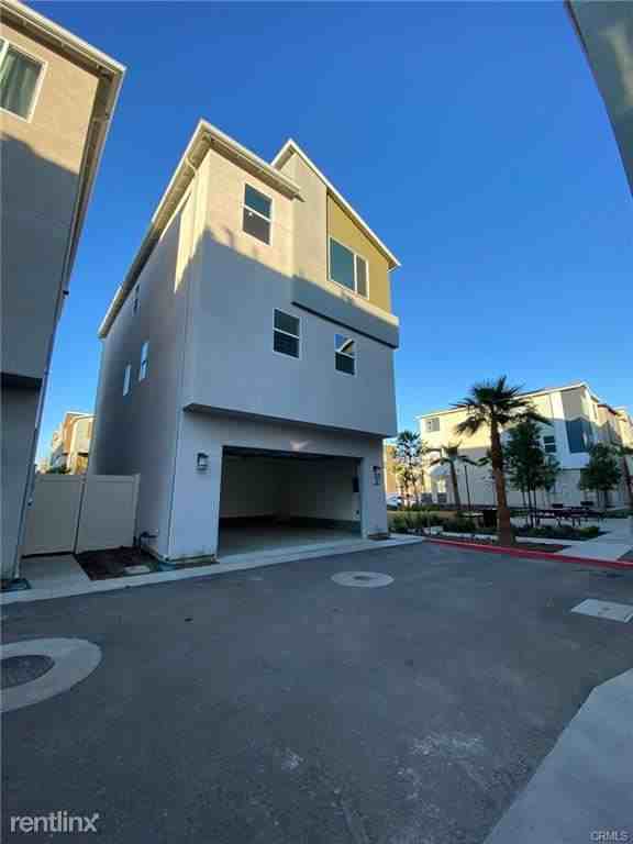 920 E 3rd St - Photo 3 of 10