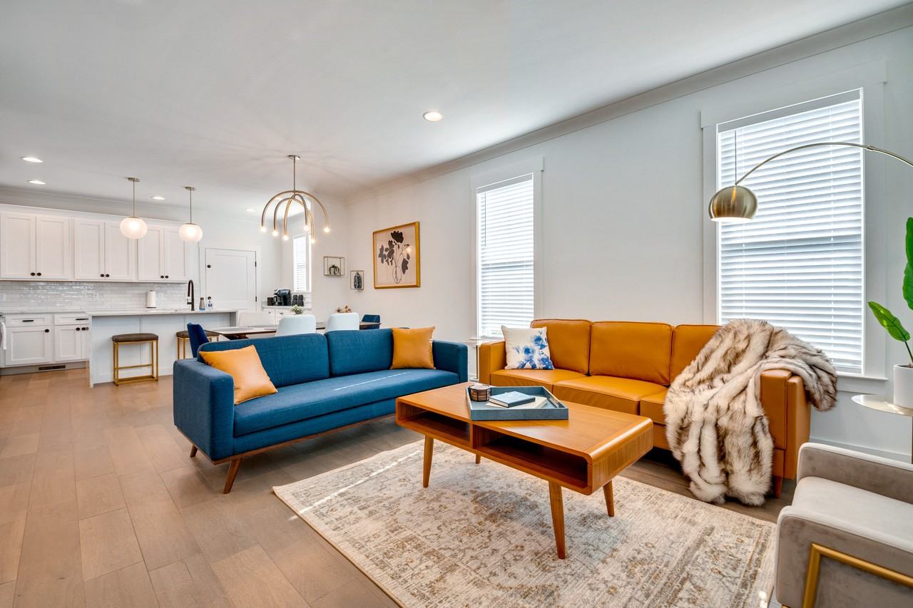 1017 E 14th St #1 - Photo 2 of 10