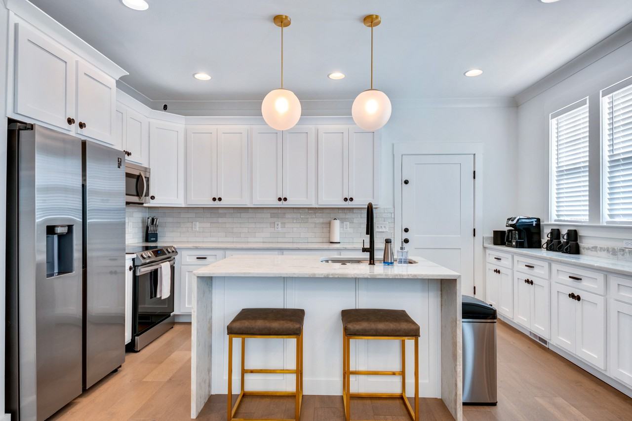 1017 E 14th St #1 - Photo 5 of 10