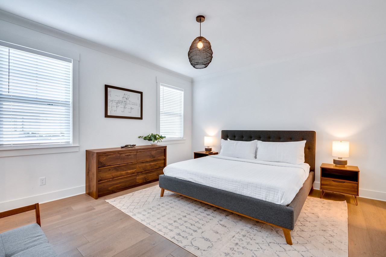 1017 E 14th St #1 - Photo 6 of 10