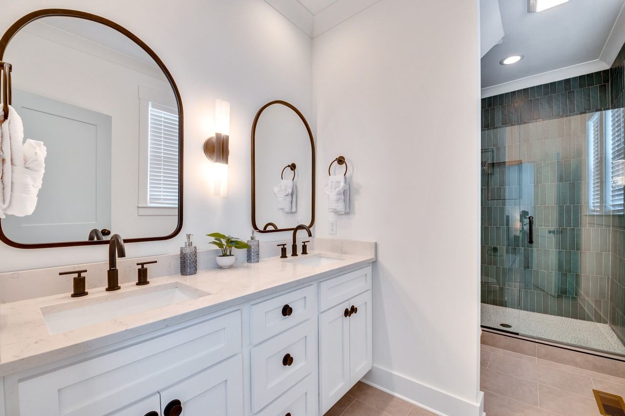 1017 E 14th St #1 - Photo 7 of 10