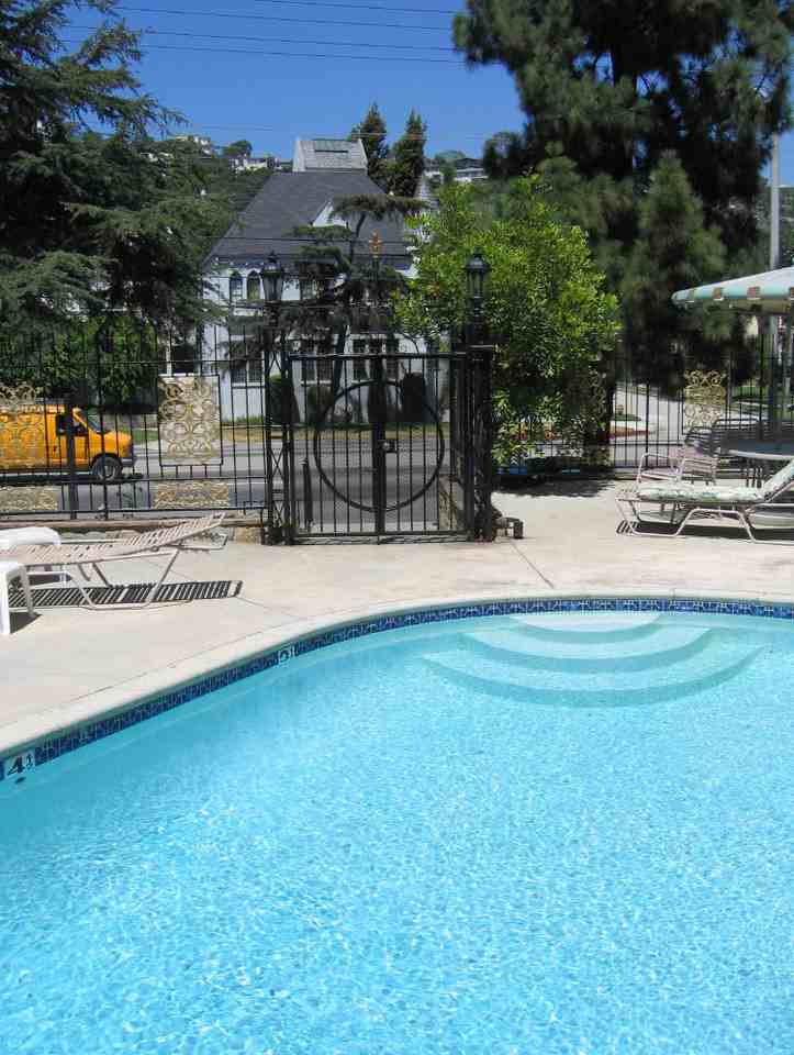 4024 Los Feliz Blvd: The Georgian - Photo 3 of 6