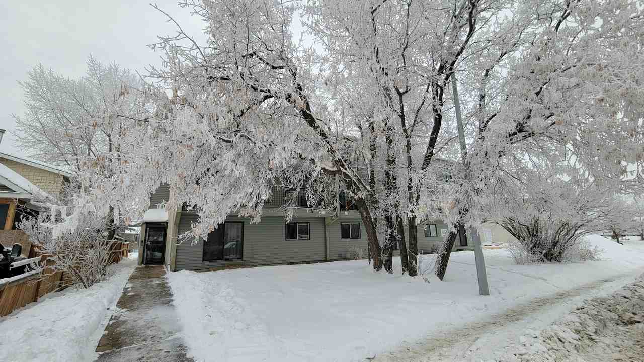 Leanne Manor - Photo 2 of 2