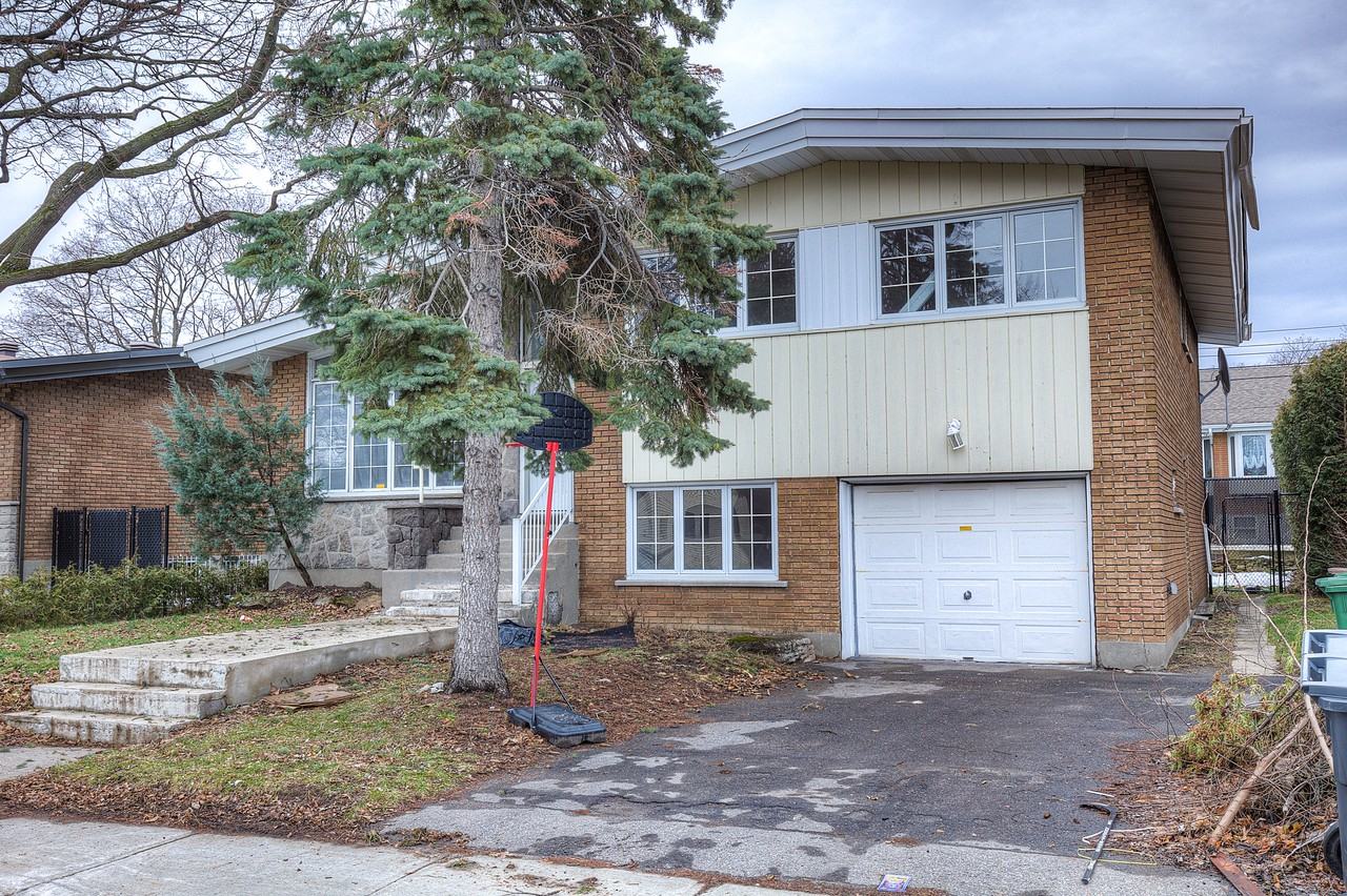 2090 Rue Decelles - Photo 2 of 30