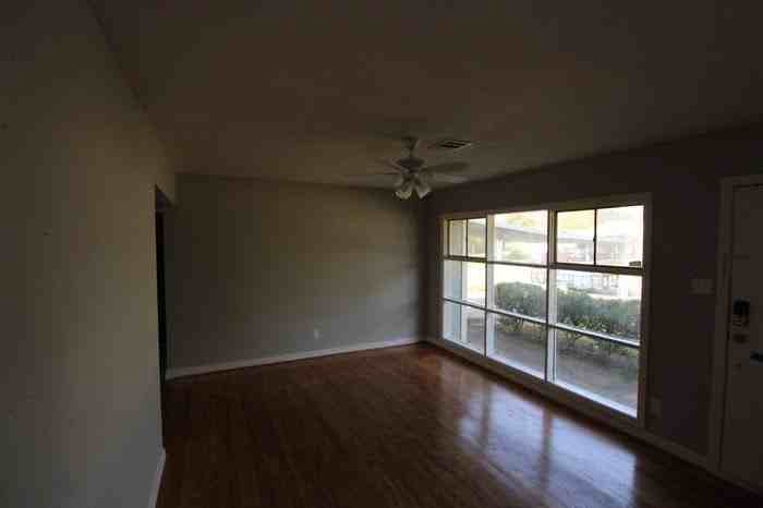 3212 Longwood Drive - Photo 2 of 8