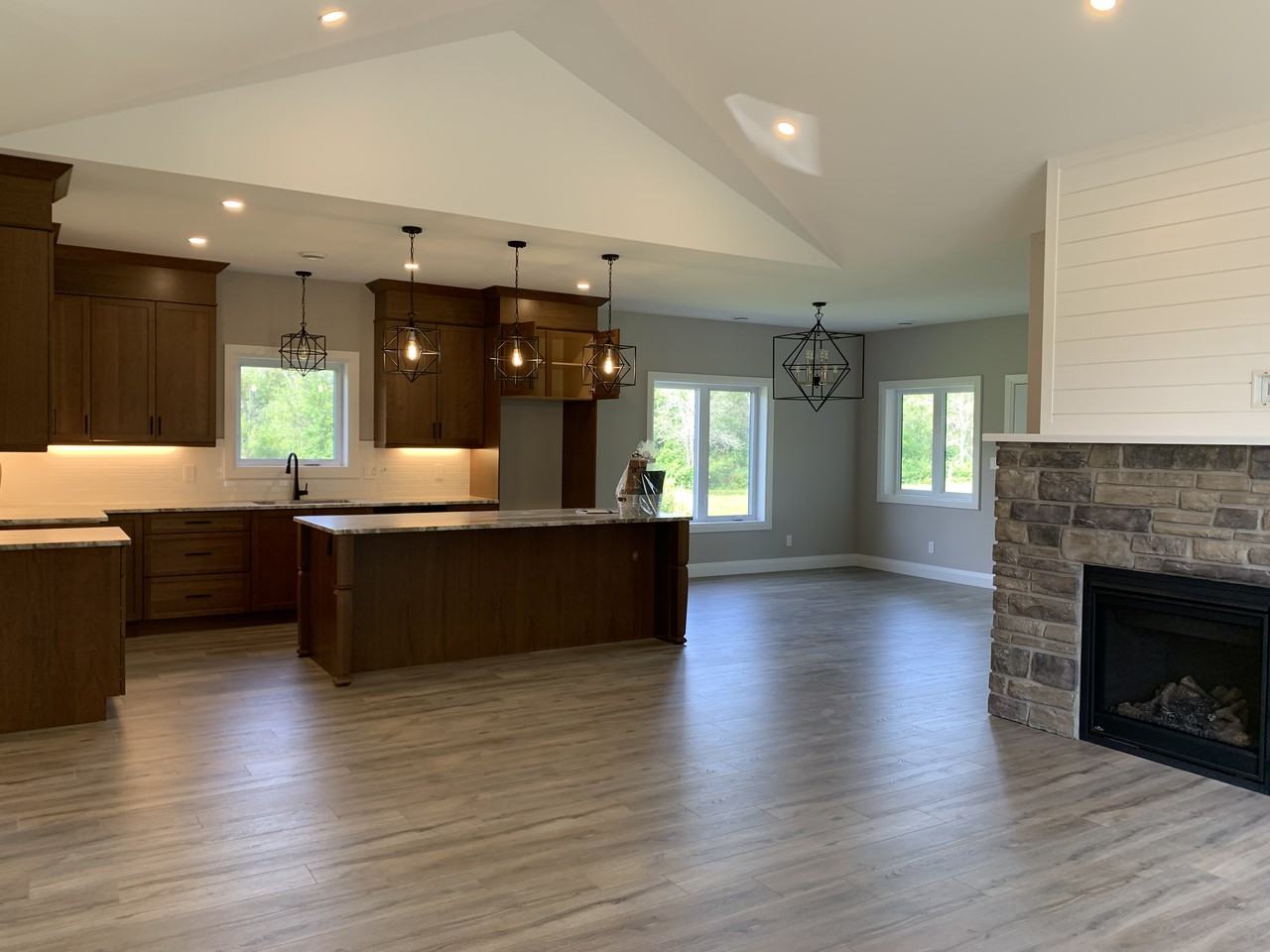 324 Lakeshore Rd - Photo 2 of 11