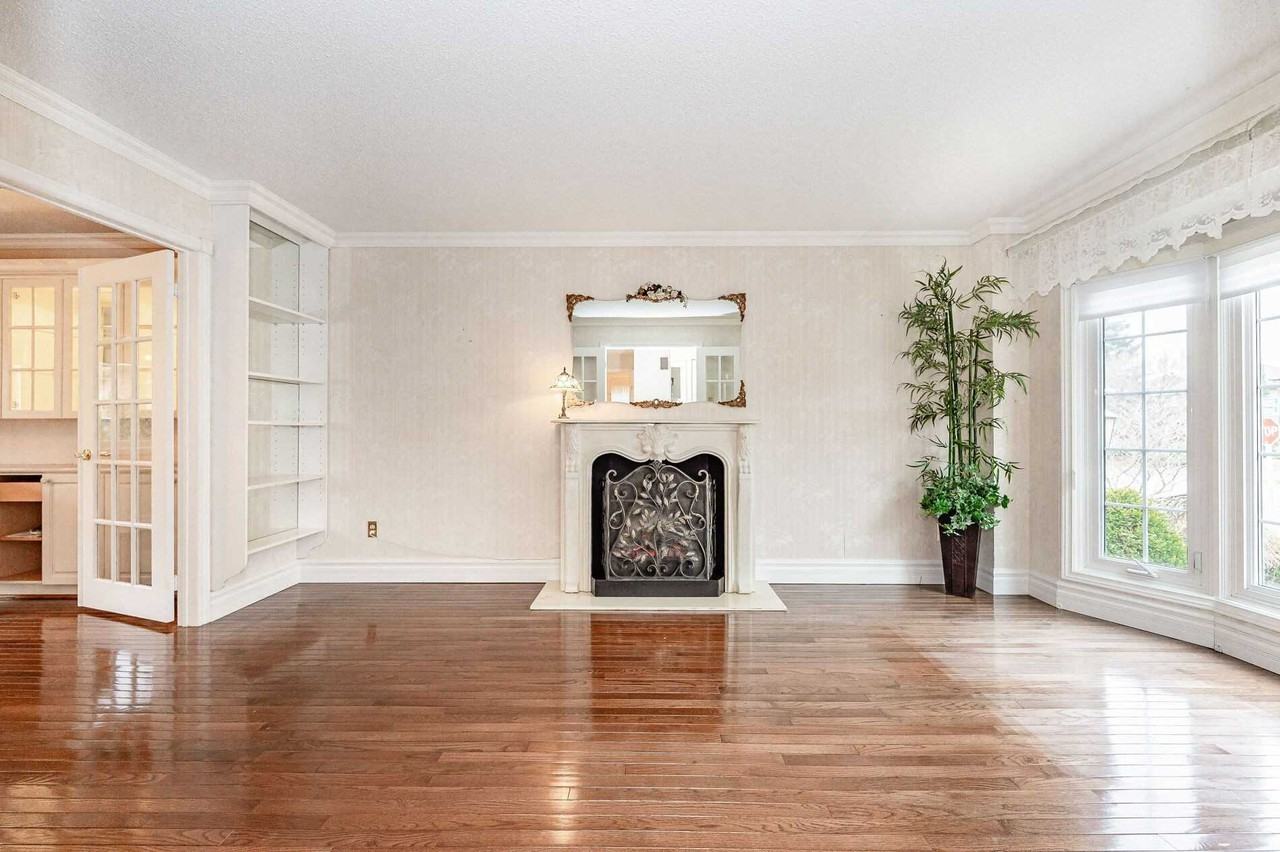 1353 Sir David Dr - Photo 2 of 10