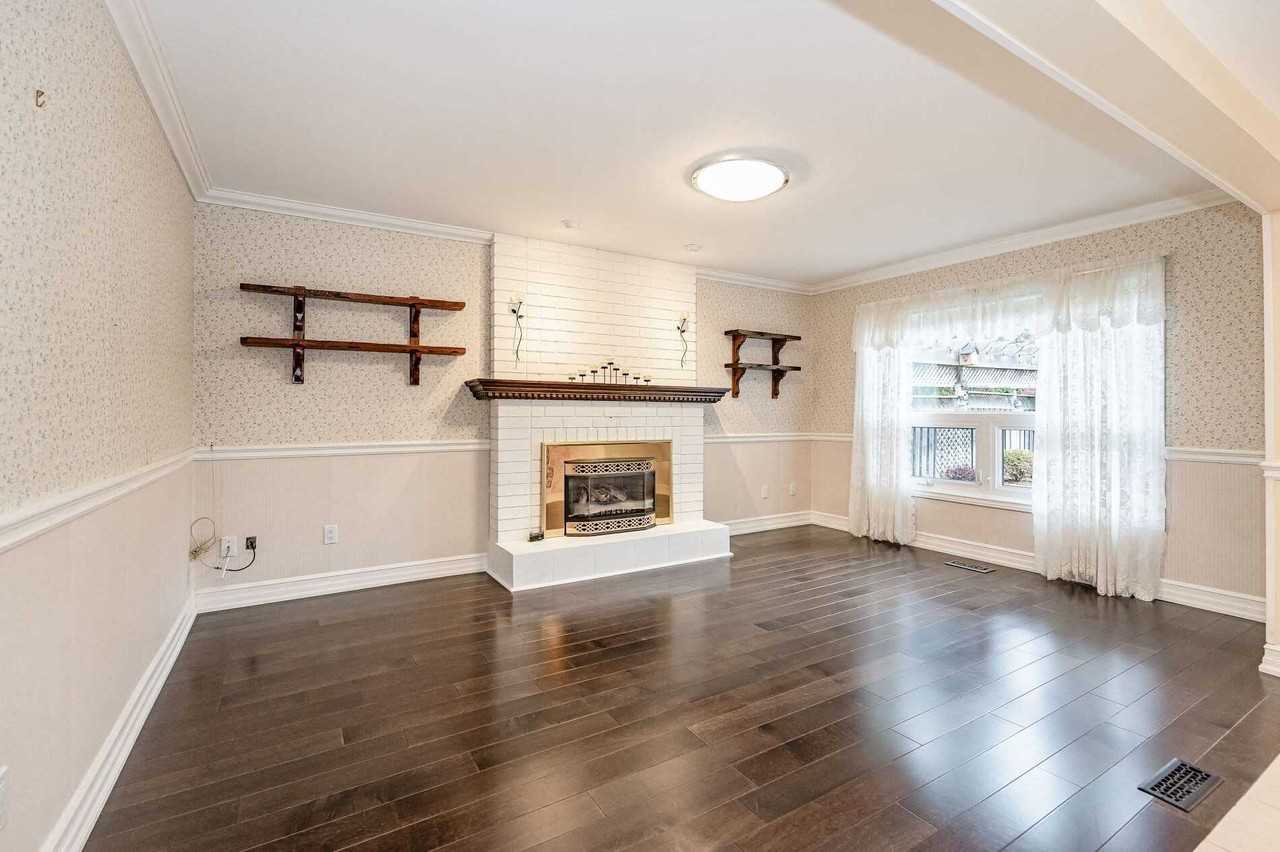 1353 Sir David Dr - Photo 3 of 10