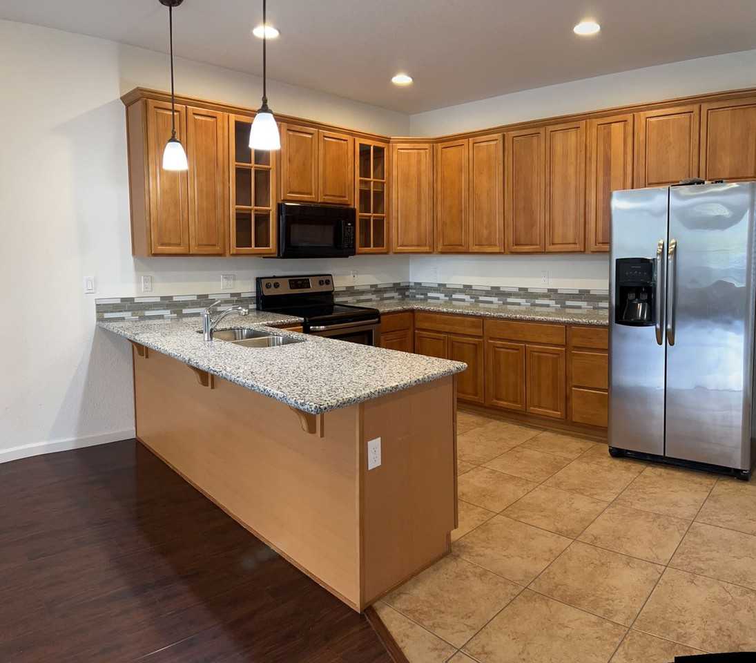 SE Steele St - Photo 5 of 7