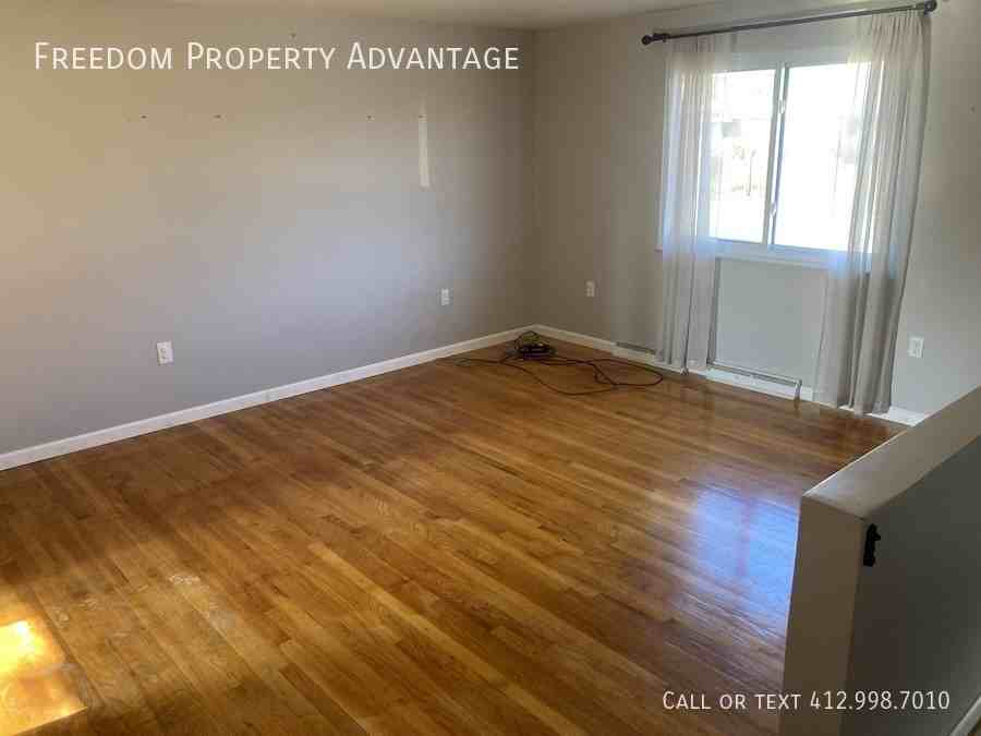 127 Bainbridge Dr - Photo 3 of 13